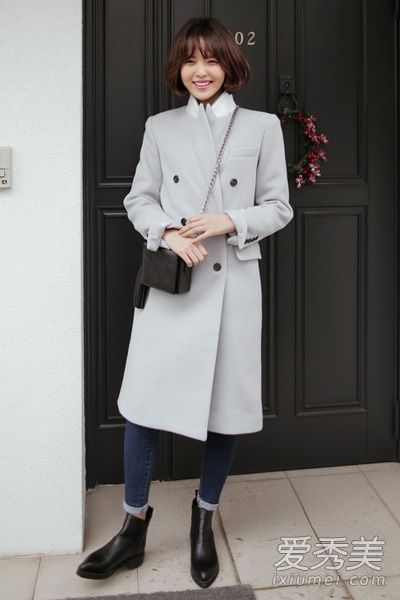 办公室职员就是这样穿大衣和裤子的。