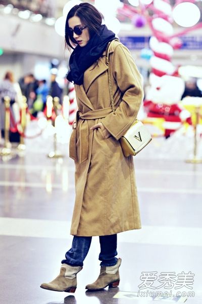骆驼皮大衣配贾