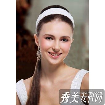 美丽的女人展示时尚、柔软的头发和魅力