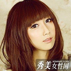 甜美女孩展示圣诞约会美容化妆