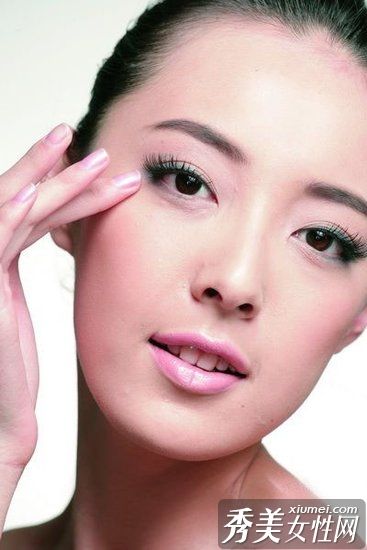 神奇的化妆创造了一个小小的V面约会,不用担心