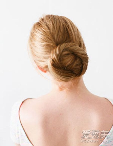 如何在春游时系三种发型很流行。