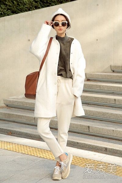 齐肩宽的女孩穿着垂肩外套，穿着小骨架。