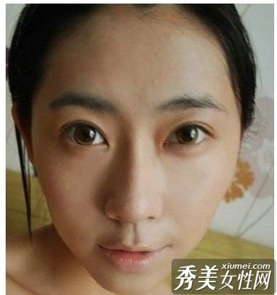 御宅族女孩情不自禁学习的年轻模特蜜妆。