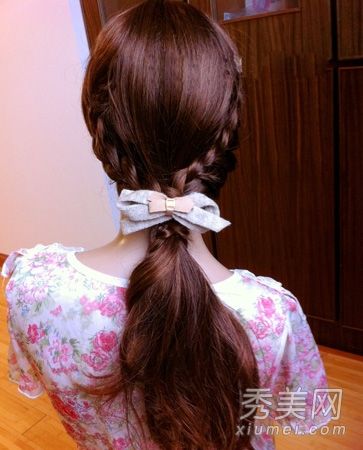 如何在美丽的马尾中梳理铁龙的头发