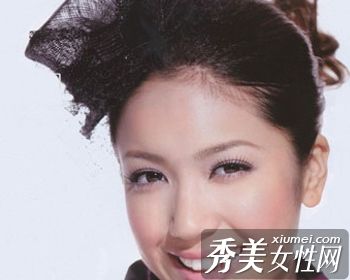 创造浪漫的女性法国眼妆