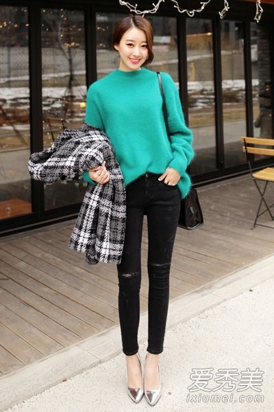 亮色毛衣，打破沉闷的搭配外套