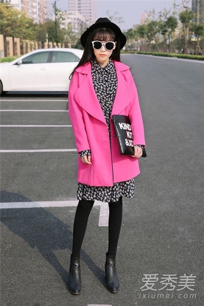 羊毛大衣和连衣裙很漂亮，和衬衫不相配。