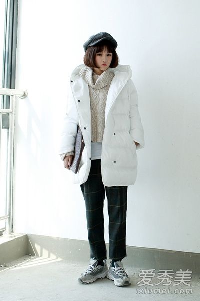 矮个子女孩穿短羽绒服来增强力量和避免弱点