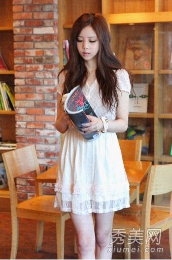 年轻模特道晖芝·威迪展示酷暑搭配