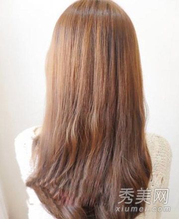 冬天,长发以韩式扎起来,头发排列成一个图案。