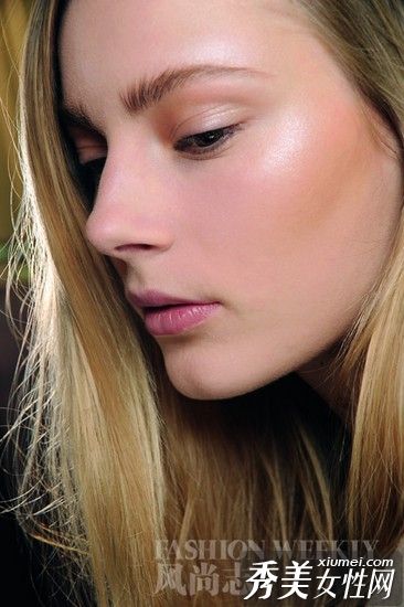 教你在初冬打造最温暖的皮草妆容。