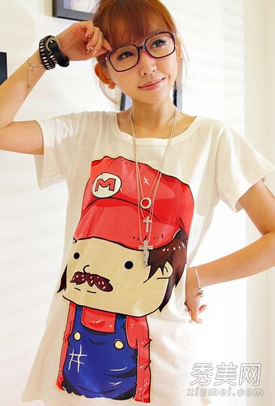 搭配修身t恤，轻松打造苗条身材