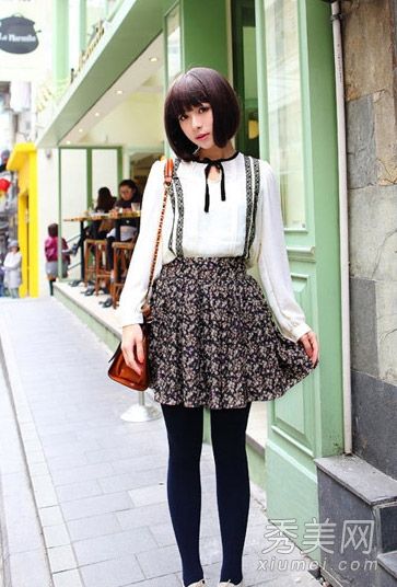 小女孩必须看时髦的衣服来展示她们的美丽。