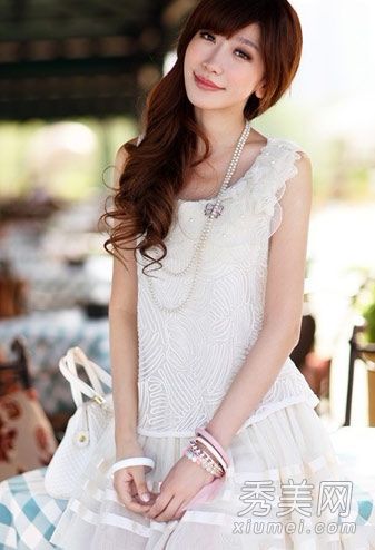 美丽的气质裙是夏日的优雅之美