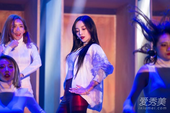 李小璐性感热舞10长发看起来美得让人无法辨认!