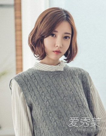 短发只是稍微卷曲看起来不错。建议女孩留2015年初秋的短发。