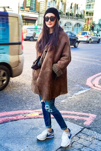 向杨蜜学习，穿小山羊皮大衣，帅气又时尚。