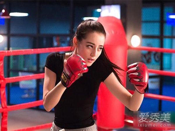 “变形金刚”迪丽热巴教你选择适合自己的运动发型。