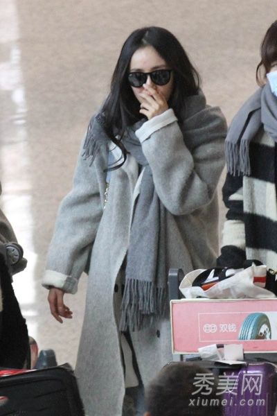 向杨幂学习呢大衣和围巾是很时髦的。