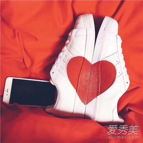 阿迪达斯情侣鞋的核心是多少?阿迪达斯情侣鞋心形报价