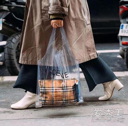 如何搭配今年最热的聚氯乙烯透明包?