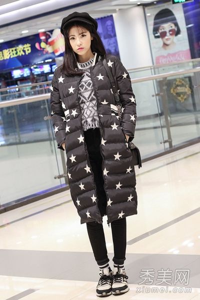 略胖的女孩穿着羽绒服+紧身裤藏肉