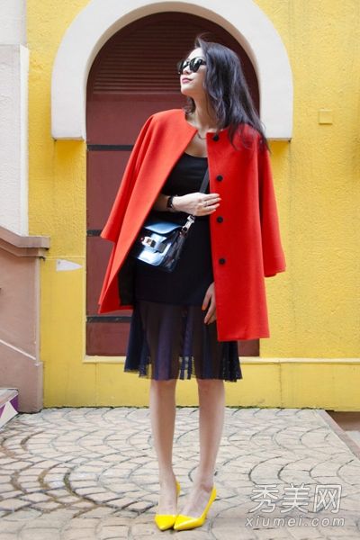 轮廓外套和连衣裙展现优雅