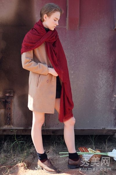 冬天的呢子外套搭配围巾既保暖又时尚。