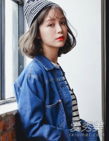 这种2015年流行的发型对于齐肩长、略微卷曲的女性来说非常时尚。