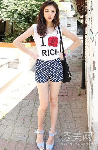 t恤+短裤很容易穿上夏天的凉爽味道