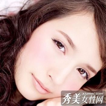 我会教你如何用腮红来使皮肤变得柔软。