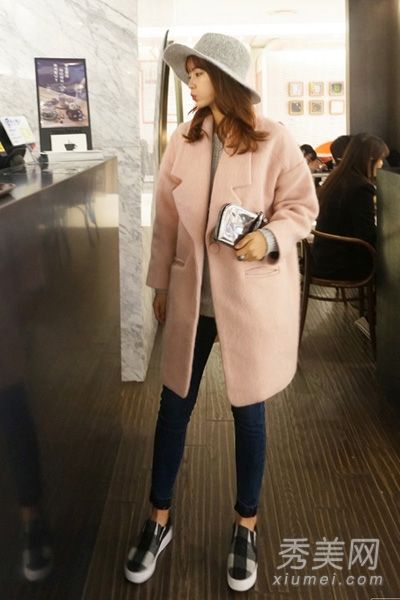 带图片的羊毛大衣有助于改善你的气质。