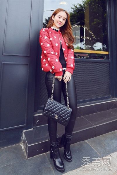 短羽绒服配紧身裤