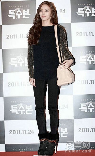 鞋子、小脚、裤子和时髦的冬天穿苗条的腿。