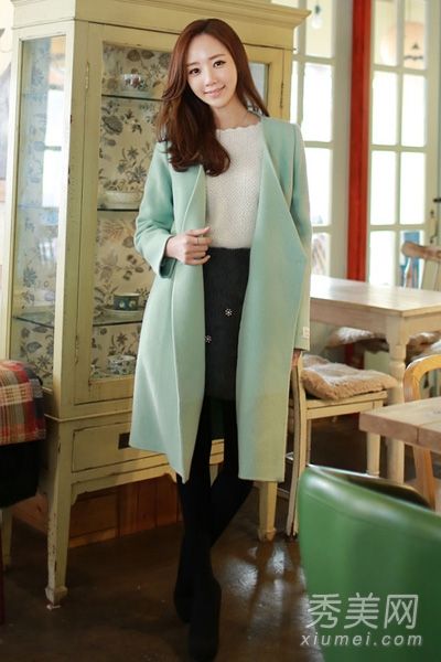 亮色外套成为冬季新宠穿鲜粉色