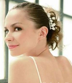 建议婚纱是最适合你的。