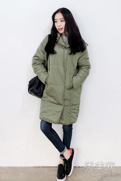 羽绒服在冬天和牛仔裤搭配