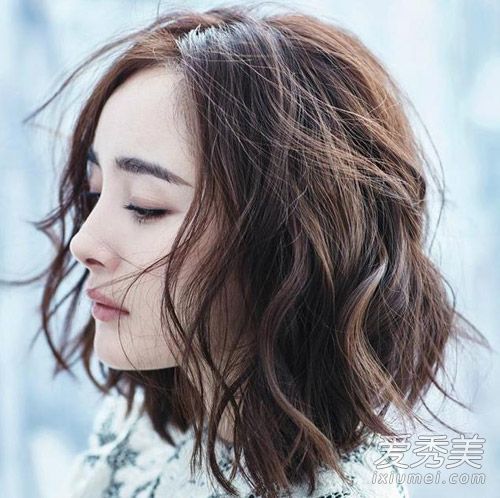我如何用直发夹夹住卷发?短发女孩的简单教程