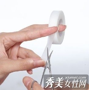 水肿的眼睛“弥补”了变形人的眼睛。
