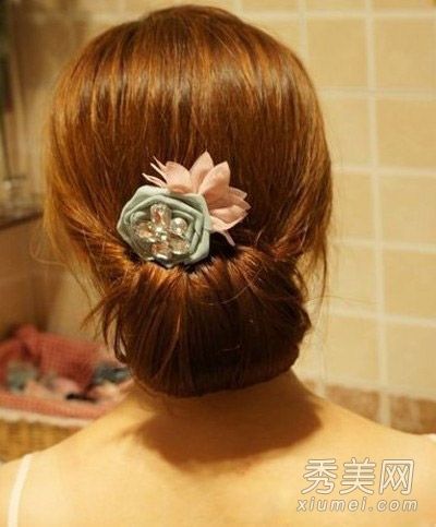 韩国简约卷发图打造甜美淑女气质