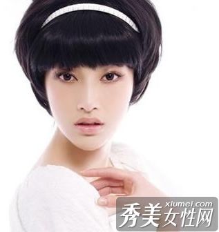 创造美丽的妆容从一个清晰的基础妆容开始。