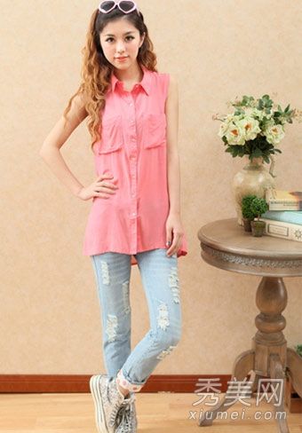 网络红人秀展示甜美的夏装