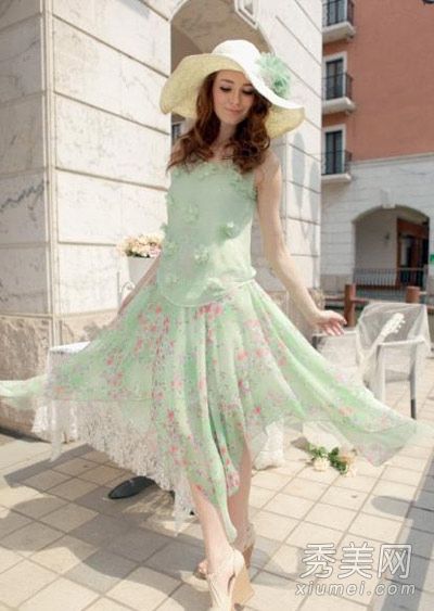 穿裙子可以选择会配夏天的美女骄傲