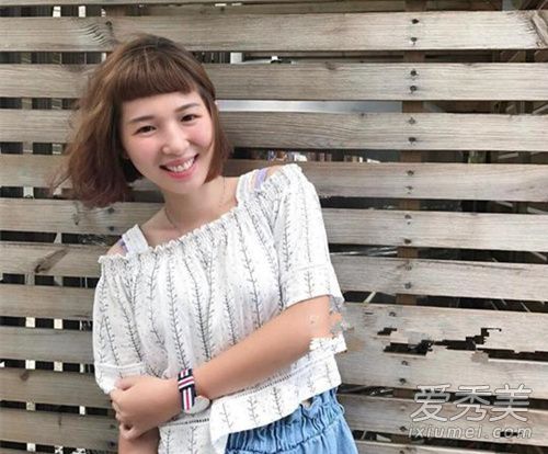 日本发型在夏天很流行,短发适合女性,长发适合日本发型的女性。