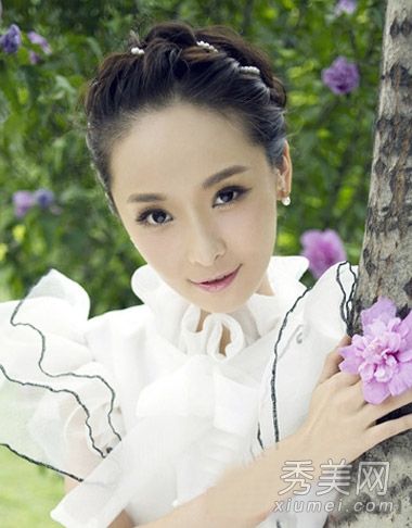 女孩长发扎法设计露珠和盘发成为古典美