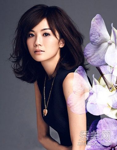 女孩们用什么发型来展示她们的脸?小梨花头时尚又薄
