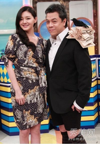 康熙来了，他带领女演员们为秋冬季挑选漂亮的鞋子。