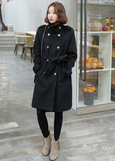 双手穿黑色外套会显得很薄。