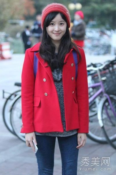 学奶茶姐姐穿红色纯色的款式走路